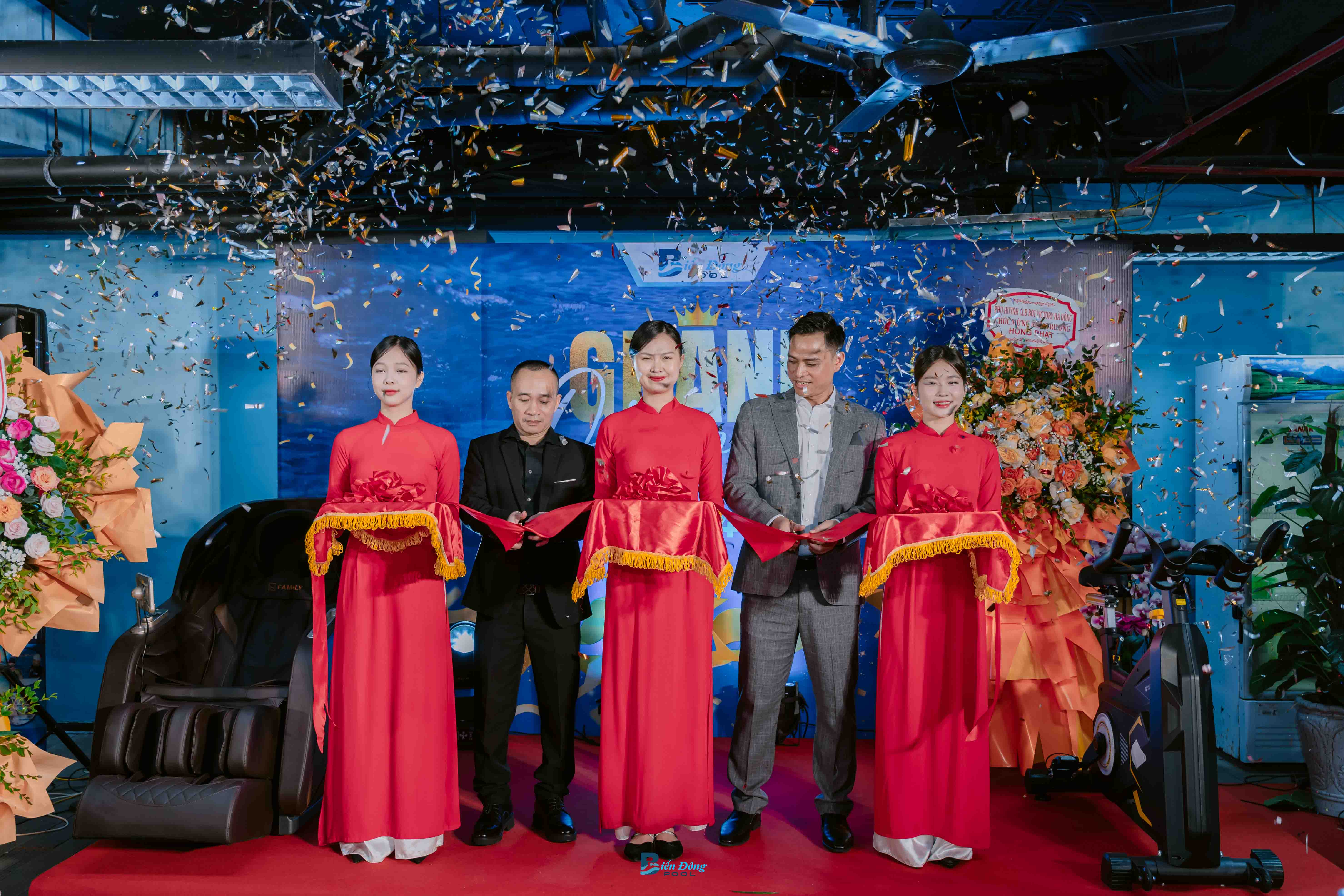 Khai trương bể bơi Biển Đông Pool
